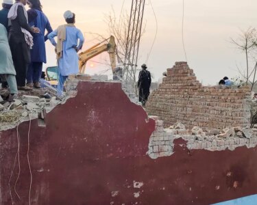 Pakistan'da intihar saldırısı: 15 polis öldü