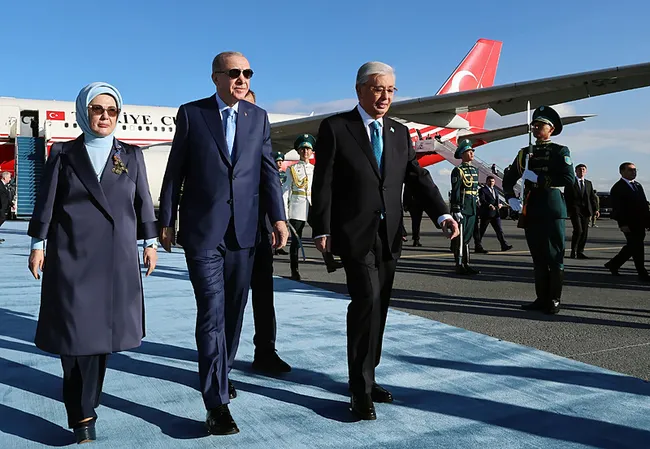 SON DAKİKA... Başkan Erdoğan Kazakistan’da... Kazakistan Cumhurbaşkanı Tokayev tarafından resmi törenle karşılandı