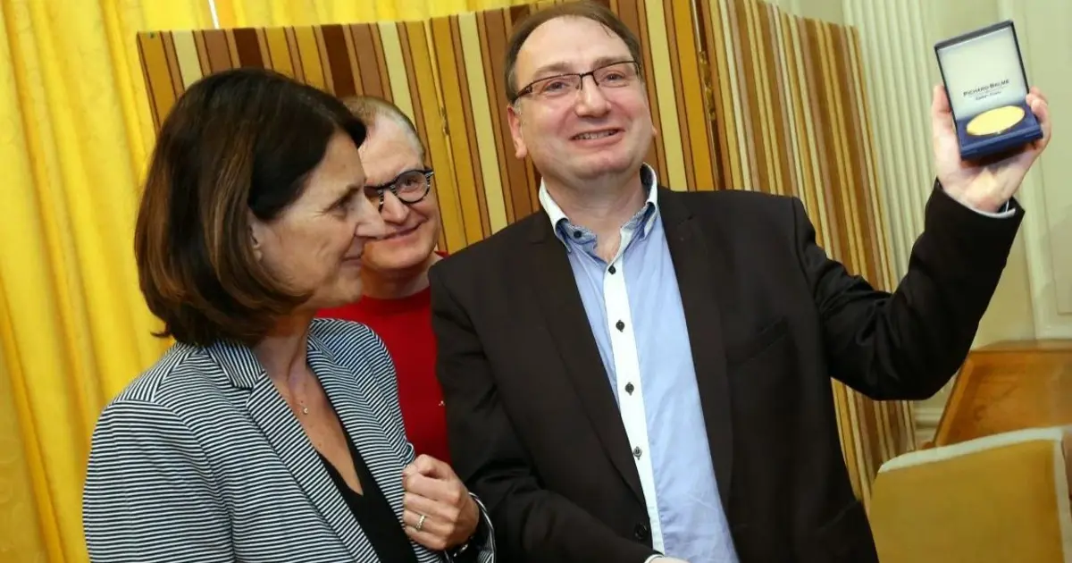 Sahte ödüller profesörü işinden etti