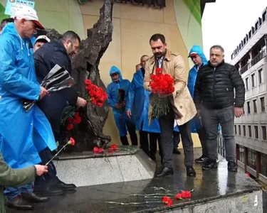 Taksim Anıtı’na çelenk bıraktılar: Sendikalar 1 Mayıs’ta Taksim’de!