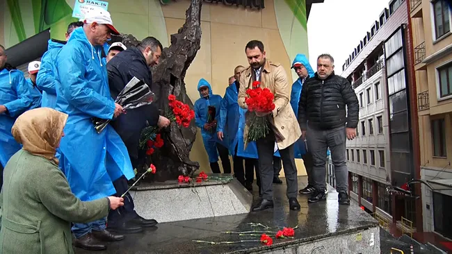 Taksim Anıtı’na çelenk bıraktılar: Sendikalar 1 Mayıs’ta Taksim’de!