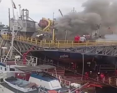 Tuzla’da tersanede korkutan yangın söndürüldü haberi