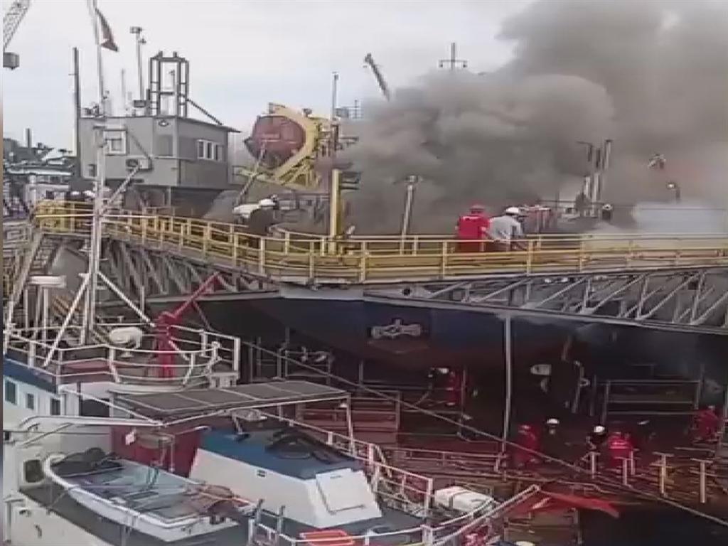 Tuzla’da tersanede korkutan yangın söndürüldü haberi